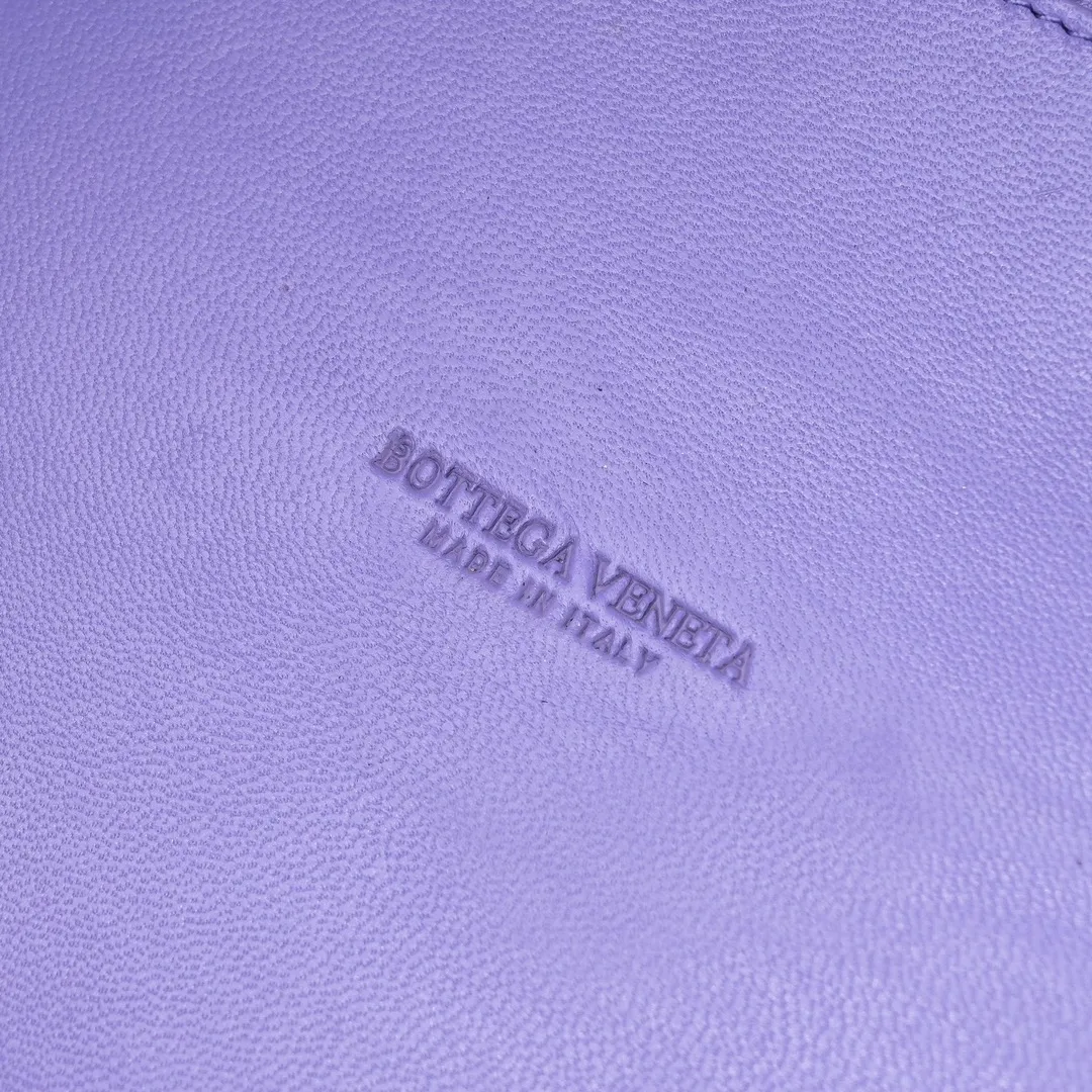 Batch 2060 Ready in stock BV’s iconic bag “CABAT” returns (medium size 32) One of the most popular bag series “CABAT” is now reappearing in a new style with special elements added. • Seamless double-sided woven unlined structure, soft texture, foldable, and can maintain its shape without deformation when empty. Size: 48*15*25cm, bottom 32, model: 5212#